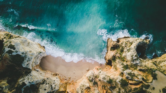 Luftaufnahme des wunderschönen Strandes Praia da Balança in Lagos an der Algarve, Portugal
