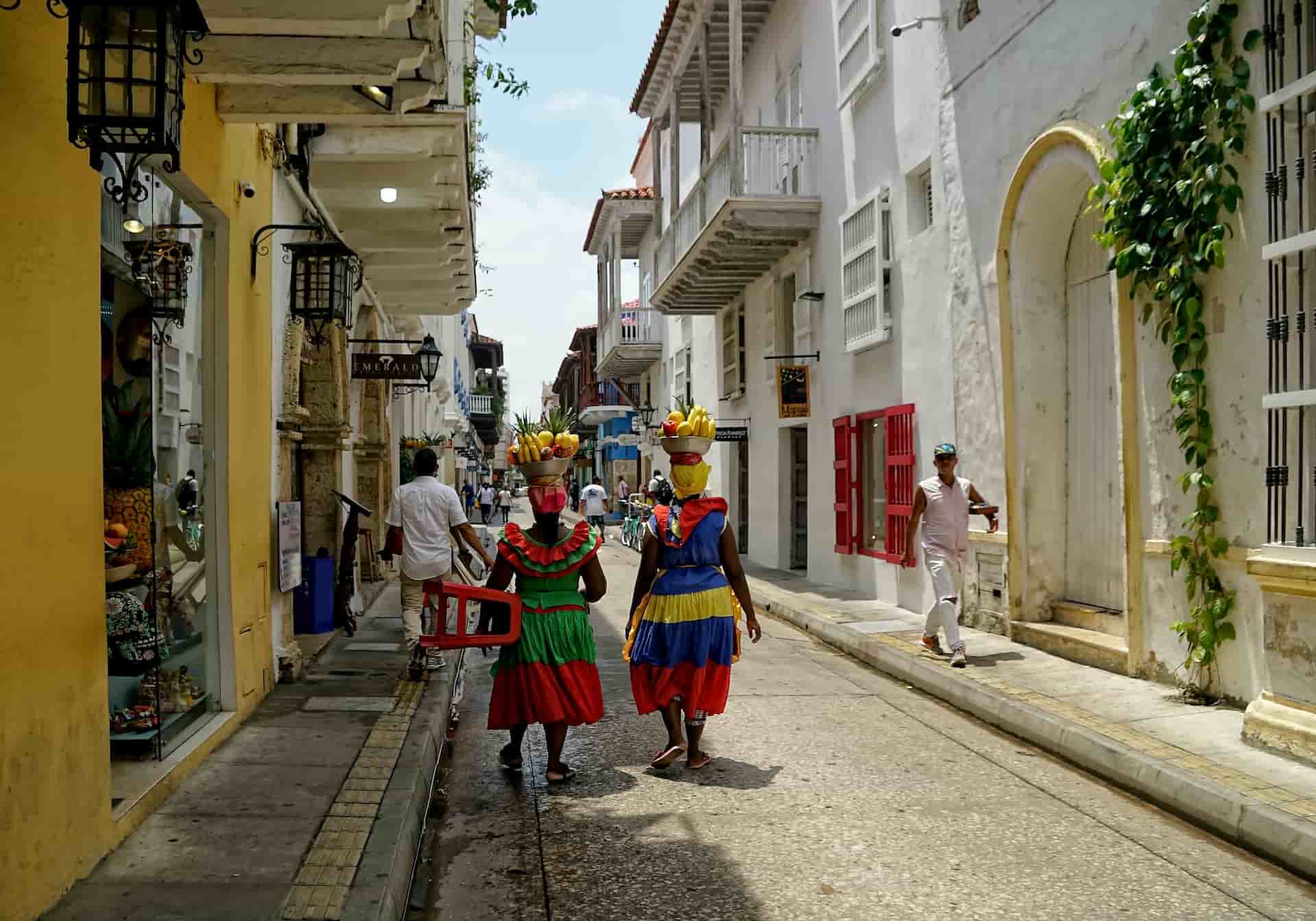Cartagena Colombia Palenqueras locaux marchant dans la rue