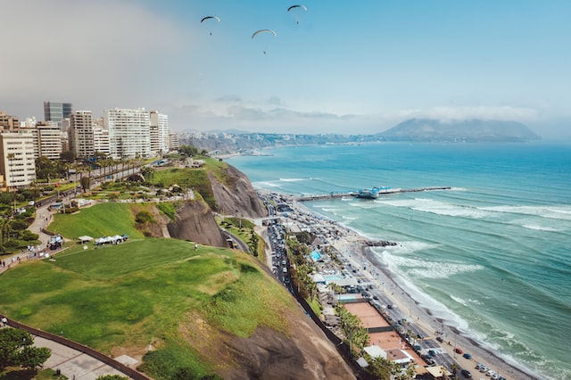 Luftaufnahme vom Strand in Miraflores Lima, Perú