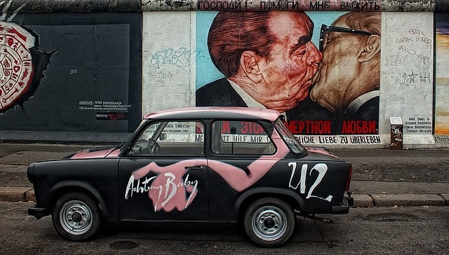 Muro de Berlín Alemania fascinante historia coche graffiti arte mural