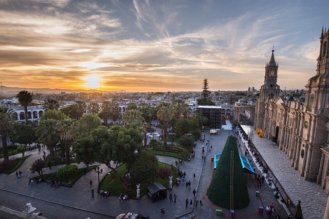 Coucher de soleil sur la place de la cathédrale d'Arequipa, Pérou