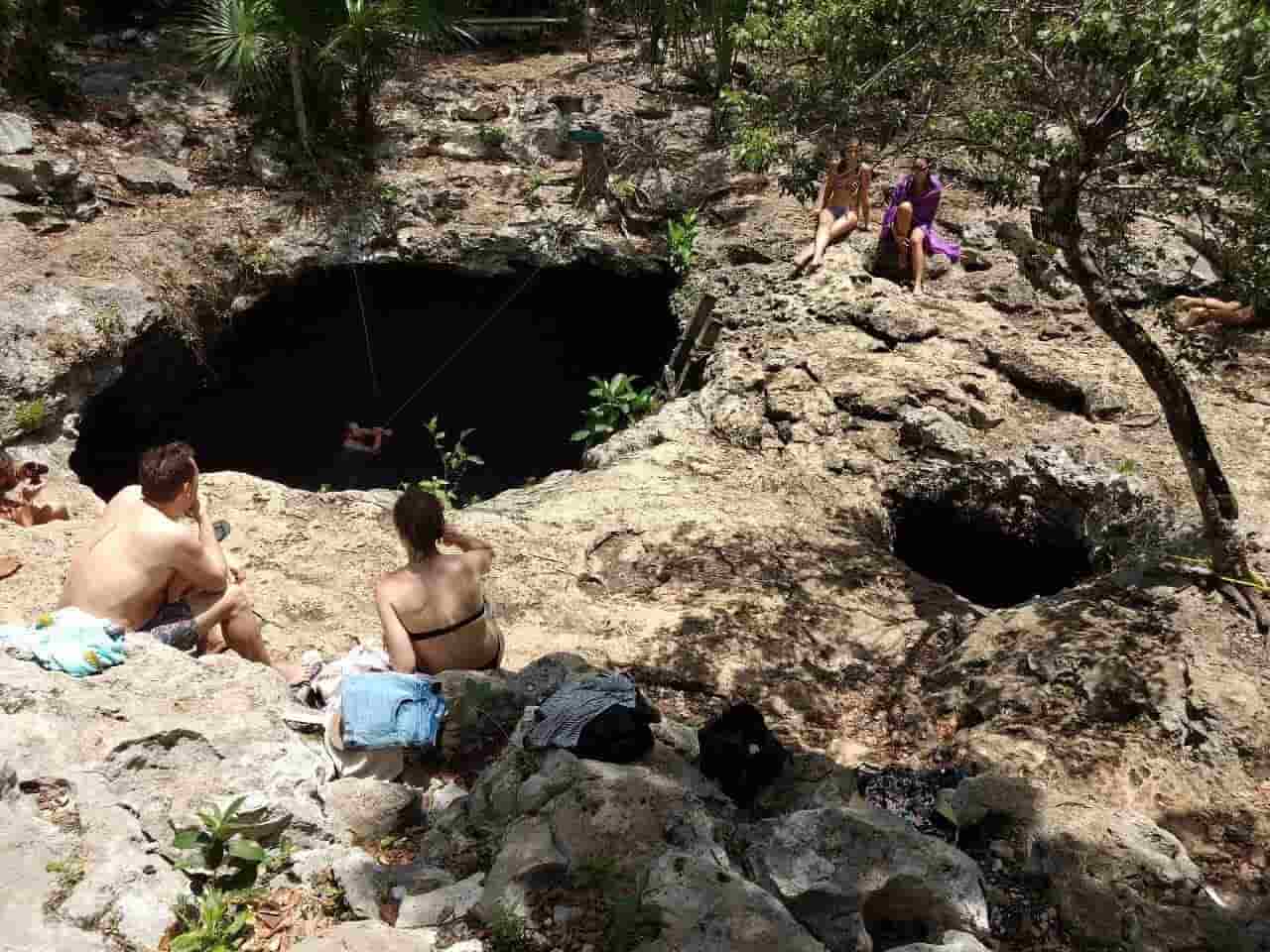 Temprano por la mañana en el Cenote Calavera