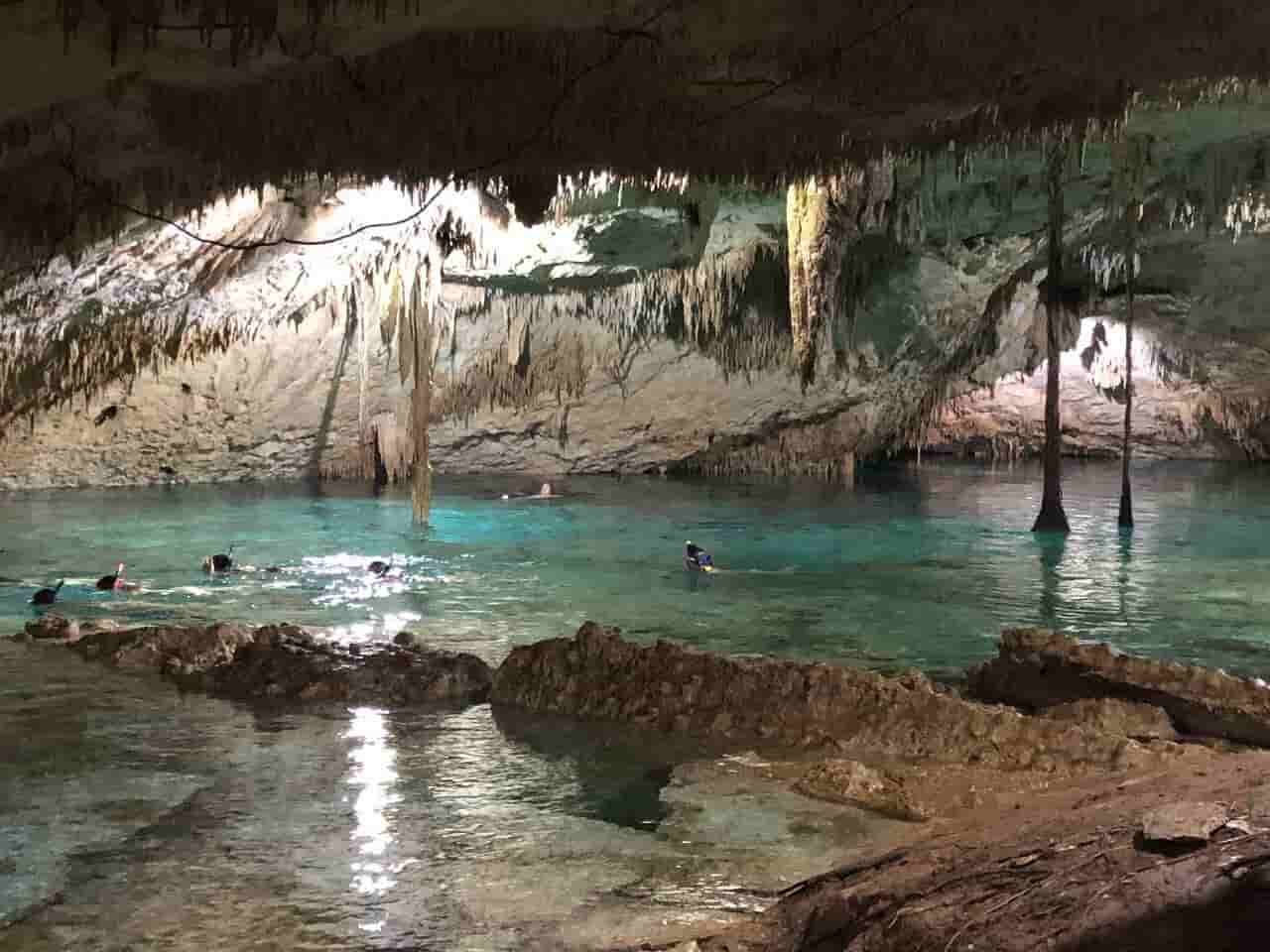 Interior del cenote Taak Bi Ha